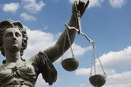 justitia, justiz, gerechtigkeit, waage, waagschale, schale, figur, statue, frankfurt, römer, metall, denkmal, gericht, ausgleichen, arm, halten, himmel, gerichtsverhandlung, verhandlung, gesetz, gesetze, legislative, jura, paragraph, staat, verteidigung, anklage, urteil, richter, rechtsanwalt, frau, justice, law, scale, balance, sky